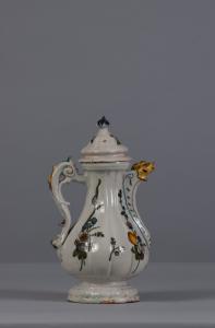 Urbino (1770 circa), Caffettiera costolata con coperchio originale, Maiolica policroma
